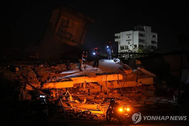 베네수엘라 지진 생존자 수색 [AP=연합뉴스. 재판매 및 DB 금지]