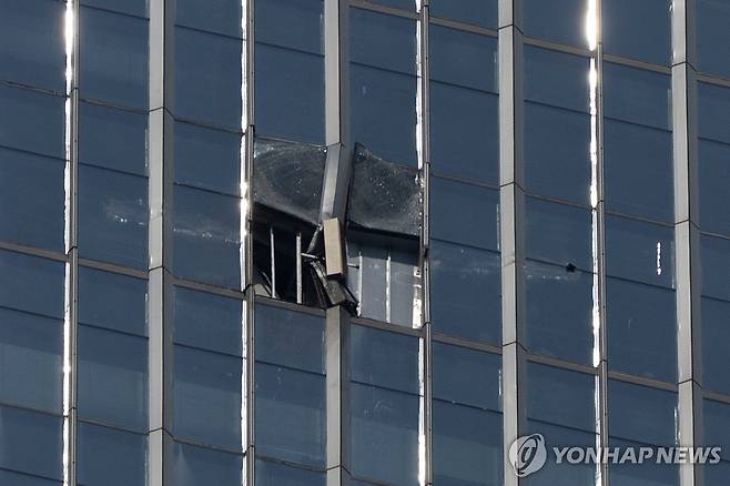 중국 베이징 최고층 빌딩에 경비행기 충돌 [AP=연합뉴스. 재판매 및 DB 금지]