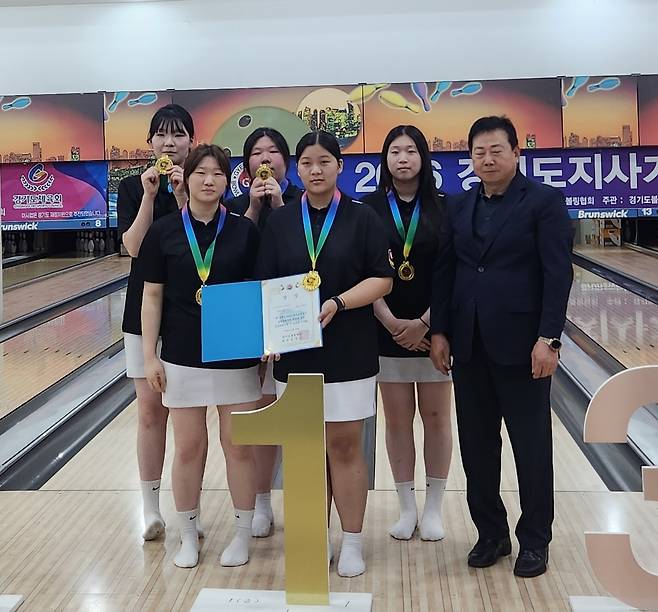 2026 경기도지사기 볼링대회 여고부 5인조전에서 우승을 차지한 구리 토평고 선수들이 시상대에서 기념사진을 촬영하고 있다.