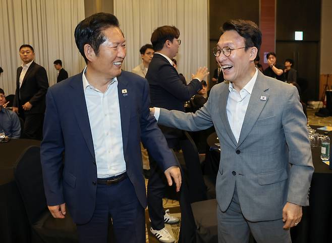 김민석 국무총리와 더불어민주당 정청래 전 대표가 28일 경기도 광주시 곤지암리조트에서 열린 민주당 청년 당선인 워크숍에 참석, 대화하고 있다. 2026.6.28 [공동취재] 사진=연합뉴스.