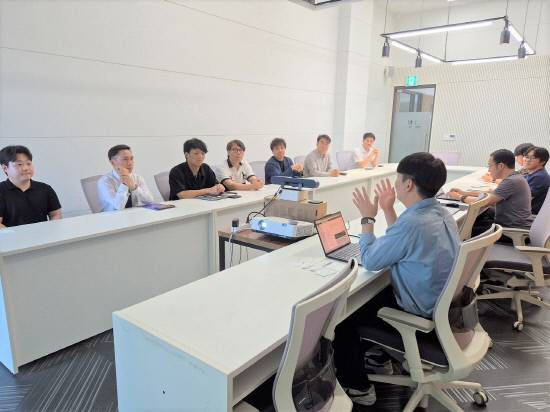 한국산업기술시험원이 의료 인공지능(AI)과 디지털헬스 분야 기업의 기술개발과 사업화를 지원하기 위해 현장 소통을 강화하고 맞춤형 기업지원 확대에 나섰다. 사진은 의료AI개발지원센터 입주기업 고객 간담회 모습. 사진=한국산업기술시험원