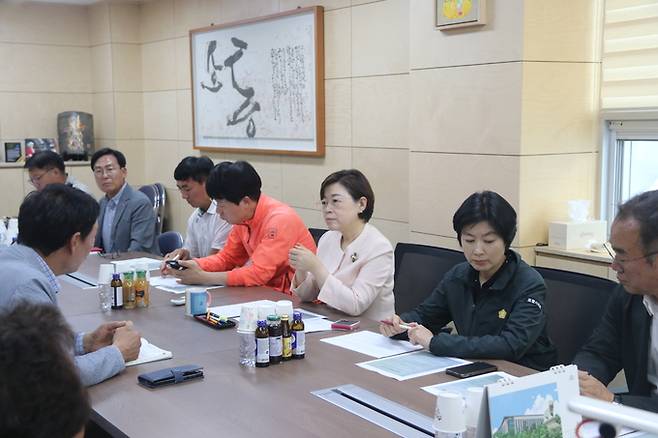 ▲ 국민의힘 김정재 국회의원은 지난 27일 지역사무실에서 제9회 전국동시지방선거 당선인 및 지역 주민들이 참석한 가운데 제63차 소통의날 행사를 가졌다.