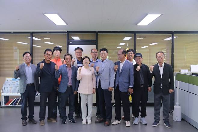 ▲ 국민의힘 김정재 국회의원은 지난 27일 지역사무실에서 제9회 전국동시지방선거 당선인 및 지역 주민들이 참석한 가운데 제63차 소통의날 행사를 가졌다.
