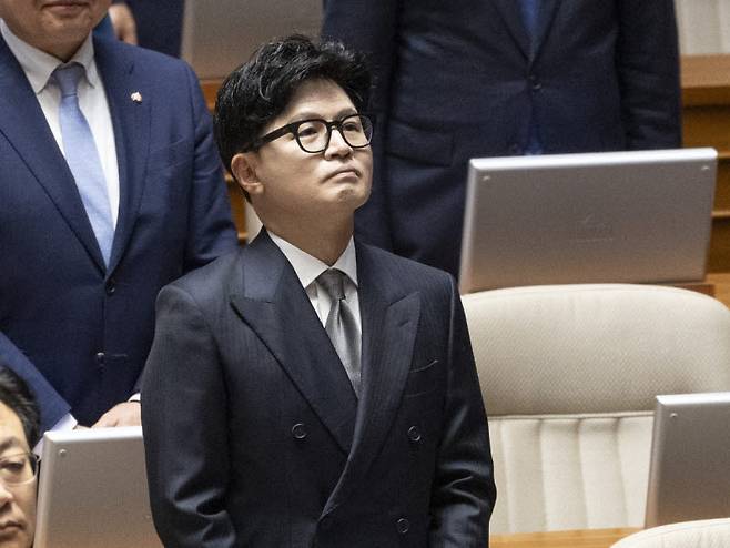 국회 본회의 참석한 한동훈 의원_무소속 한동훈 의원이 6월 11일 국회에서 열린 본회의에 참석해 민주당 김성범 의원의 의원 선서를 바라보고 있다. [연합뉴스 자료사진]