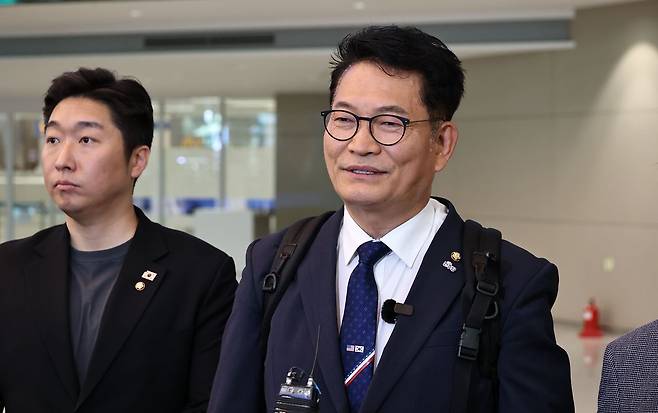 더불어민주당 송영길 의원이 조정식 국회의장 특사 자격으로 미국 방문을 마친 뒤 27일 인천국제공항 제2여객터미널로 귀국하며 취재진과 인터뷰를 하고 있다. 〈사진=연합뉴스〉