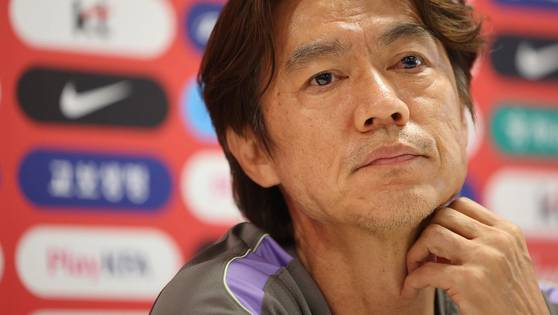 2026 북중미 월드컵 A조 조별리그 3차전에서 남아공에 패해 32강 합류를 위해 다른 조의 결과를 기다리고 있는 한국 축구국가대표팀이 25일(현지시간) 팀 베이스캠프인 멕시코 과달라하라로 돌아와 사포판 치바스 바예 베르데에서 회복훈련을 했다. 훈련에 앞서 갖은 기자회견에서 홍명보 감독이 기자의 질문을 듣고 있다. 〈사진=연합뉴스〉