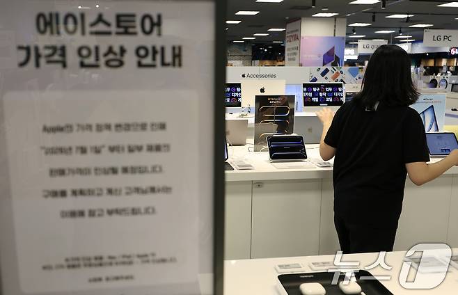 애플이 인공지능(AI) 데이터센터 확산으로 급등한 메모리와 저장장치 비용으로 인해 맥북과 아이패드 등의 가격을 인상한 26일 서울의 한 대형마트 내 애플 제품 취급 매장인 에이스토어에 아이패드와 맥북 등이 진열되어 있다. 에이스토어는 다음달 1일부터 인상된 가격을 적용한다고 안내문을 내걸었다. 2026.6.26 ⓒ 뉴스1 박정호 기자