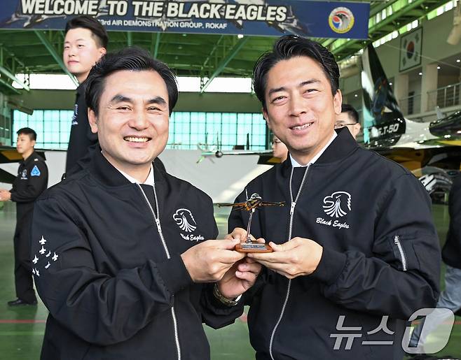 안규백 국방부 장관이 27일 공군 블랙이글스 부대를 방문해 고이즈미 신지로 방위대신에게 블랙이글스 모형 기념품을 전달하고 있다. (국방부 제공. 재판매 및 DB 금지) 2026.6.27 ⓒ 뉴스1 이호윤 기자