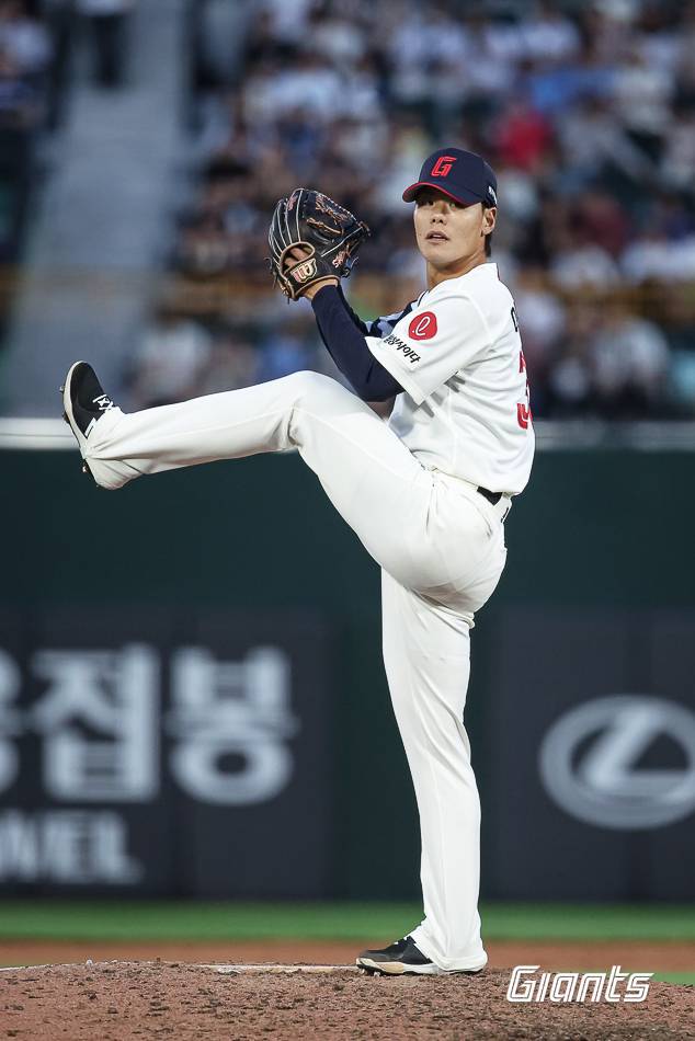 롯데 이이무라가 27일 부산 사직구장에서 열린 2026 KBO리그 정규시즌 LG전에 등판해 역투하고 있다. 사진 | 롯데 자이언츠