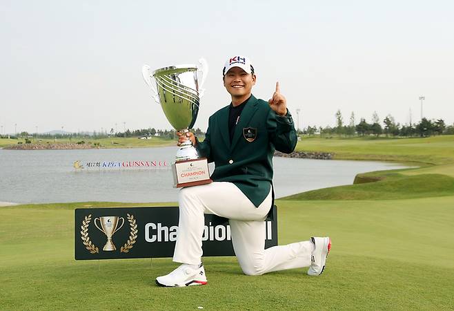 정한밀이 28일 군산CC에서 열린 제17회 KPGA 군산CC 오픈에서 생애 첫승을 차지한 뒤 트로피를 들고 포즈를 취하고 있다. 사진 | KPGA