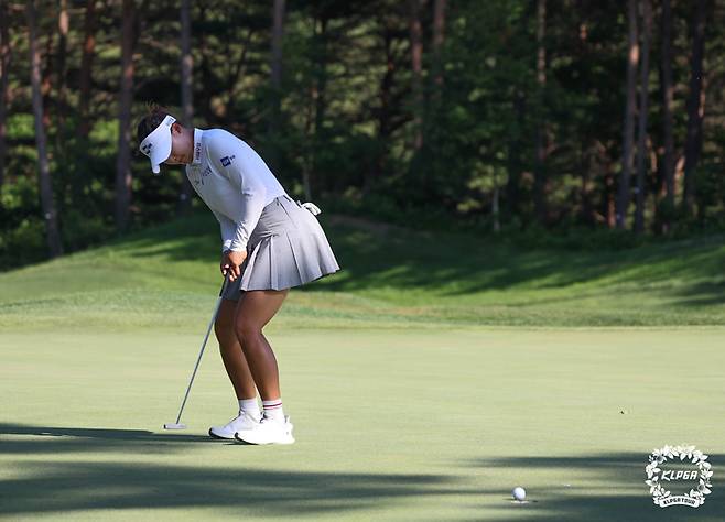 김민솔이 28일 열린 KLPGA 투어 맥콜·모나 용평 오픈 최종 3라운드 연장 2차전에서 버디 퍼트를 시도하고 있다. 사진 | KLPGA