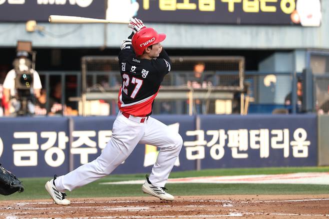 KIA 김호령이 28일 잠실구장에서 열린 2026 KBO리그 정규시즌 두산전에서 5회초 투런 홈런을 터뜨리고 있다. 사진 | KIA 타이거즈