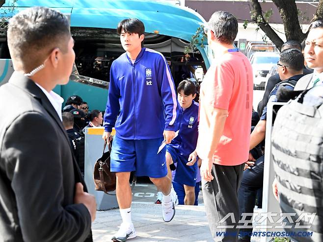 22일(한국시각) 대한민국 월드컵대표팀이 2026 북중미 월드컵 남아공과의 경기를 위해 멕시코 몬테레이에 입성했다. 대표팀 숙소로 들어서는 설영우와 양현준의 모습. 몬테레이(멕시코)=허상욱 기자wook@sportschosun.com/2026.06.22/