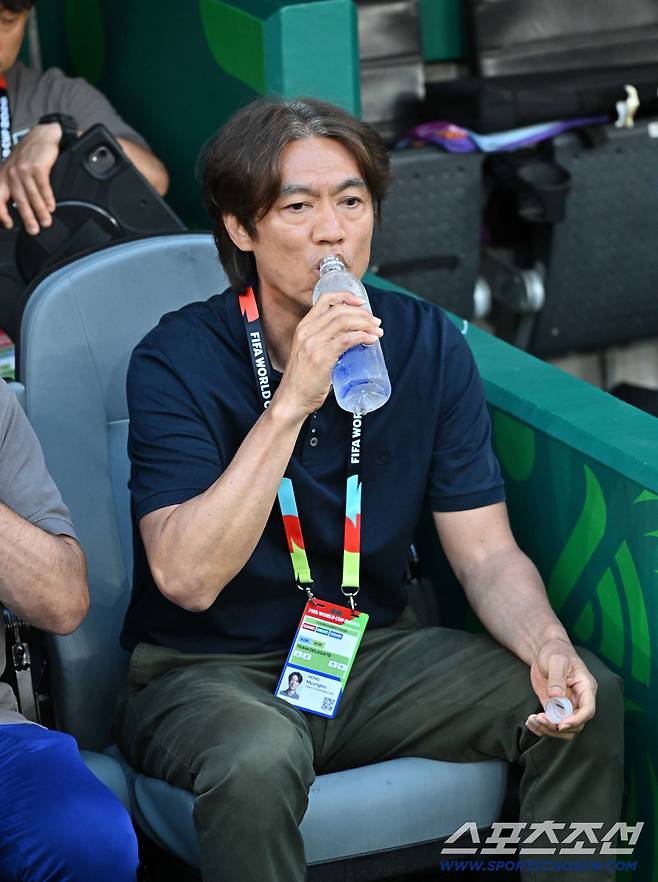 25일(한국시각) 멕시코 몬테레이 인근 과달루페의 에스타디오 몬테레이에서 열린 2026 북중미 월드컵 대한민국과 남아공의 경기. 홍명보 감독이 경기 시작을 기다리며 물을 마시고 있다. 과달루페(멕시코)=허상욱 기자wook@sportschosun.com/2026.06.25/