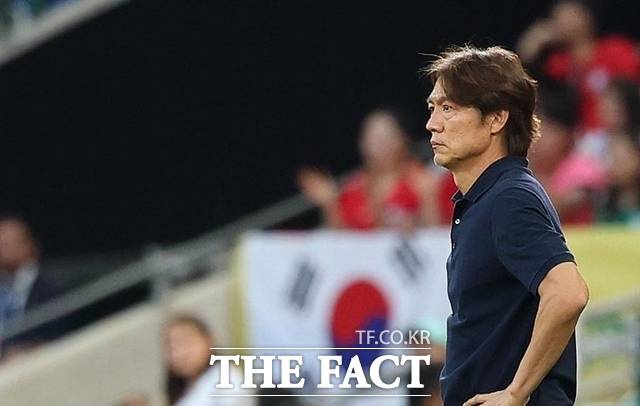 홍명보 감독이 25일 오전 10시(한국시간) 멕시코 에스타디오 몬테레이에서 열린 남아공과 2026 FIFA 북중미 월드컵 A조 3차전에서 0-1로 패배하면서 조롱의 대상으로 전락하고 있다./과달루페=AP.뉴시스