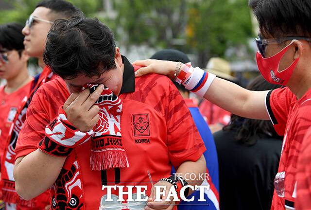 대한민국과 남아프리카 공화국의 2026 국제축구연맹(FIFA) 북중미월드컵 조별리그 A조 3차전 열린 25일 오전 서울 종로구 광화문광장에서 한 시민이 패배가 확정되자 눈물을 흘리고 있다./광화문=박상민 기자