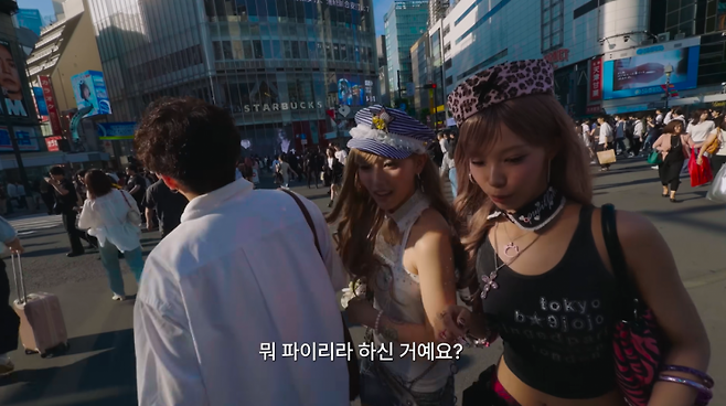 아이돌 그룹 리센느의 멤버 미나미(가운데) 앞으로 남성이 고의로 스치듯 지나가는 모습. 이 때문에 '부츠카리 오토코'아니냐는 논란이 일었다. 유튜브.
