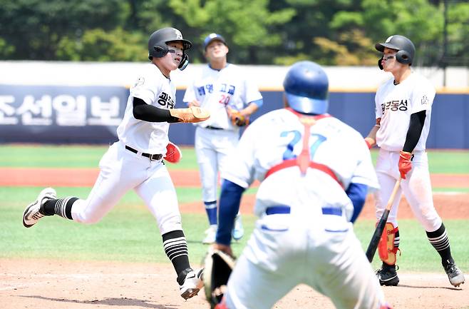 제81회 청룡기 고교야구선수권 대회 및 주말리그 왕중왕전 배명고와 광주동성고의 경기가 28일 서울 목동야구장 열렸다. 7회 2사 3루 광주동성고 백주환이 폭투를 틈타 득점하고 있다. /박재만 스포츠조선 기자
