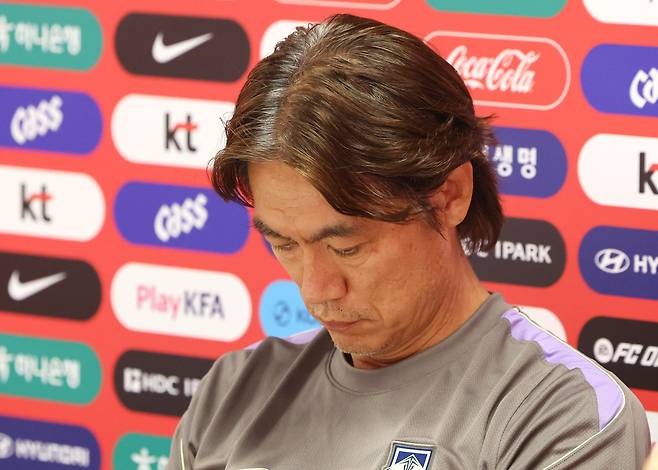 2026 북중미 월드컵 A조 조별리그 3차전에서 남아공에 패해 32강 합류를 위해 다른 조의 결과를 기다리고 있는 한국 축구국가대표팀이 25일(현지시간) 팀 베이스캠프인 멕시코 과달라하라로 돌아와 사포판 치바스 바예 베르데에서 회복훈련을 했다. 훈련에 앞서 갖은 기자회견에서 홍명보 감독이 기자의 질문을 듣고 있다. /연합뉴스