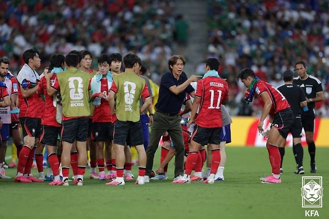남아공전서 작전 지시 중인 홍명보 감독. ⓒ 대한축구협회