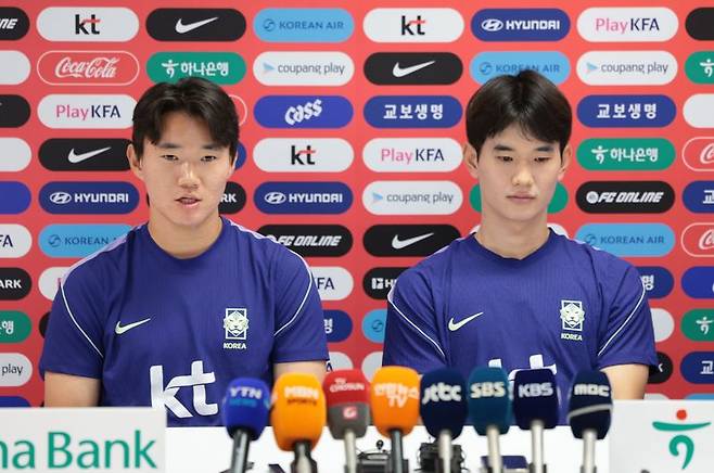 인터뷰에 임하고 있는 김진규(오른쪽)와 양현준.뉴스1
