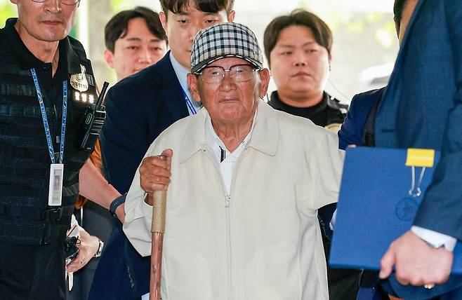 20대 대선과 22대 총선 전후로 신도 5만명 이상을 국민의힘에 집단 입당시키도록 지시한 의혹을 받는 이만희 신천지예수교증거장막성전(신천지) 총회장이 지난 24일 오후 서울 서초구 중앙지방법원에서 열린 정당법 위반·업무방해 혐의 구속 전 피의자 심문(영장실질심사)에 출석하고 있다. 뉴스1