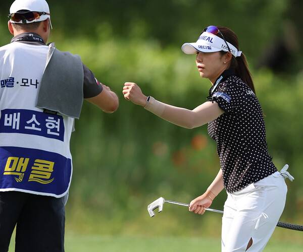 2026년 한국여자프로골프(KLPGA) 투어 맥콜·모나 용평 오픈 우승 경쟁에 뛰어든 배소현 프로가 2라운드에서 경기하는 모습이다. 사진제공=KLPGA (사진을 무단으로 사용하지 마십시오.)