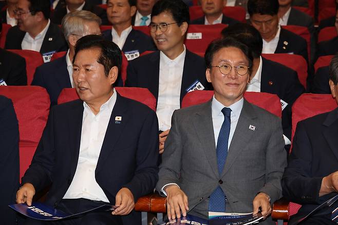 정청래 더불어민주당 대표(왼쪽)와 김민석 국무총리가 21일 서울 여의도 국회 의원회관 대회의실에서 열린 ‘2026 6·3지방선거 더불어민주당 광역·기초단체장 당선자 워크숍’에 참석해 있다. 김혜윤 기자 unique@hani.co.kr