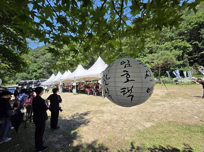 지난 27일 대전 동구 산내에서 진행된 ‘대전산내골령골학살사건 76주기 희합동위령제’에 행사장에 희장자들 이름이 적힌 하얀 등이 달려 있다. 최예린 기자