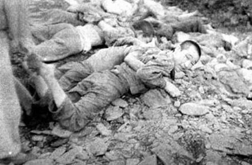1950년 한국전쟁 발발 직후 대전 산내 골령골로 끌려가 두 발목을 잡힌 채 총살당하기 직전의 피해자 모습. 고 이도영 박사가 1999년 말 미국 국립문서기록보관청(NARA)에서 발굴한 사진이다. <한겨레> 자료사진