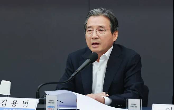 김용범 청와대 정책실장이 지난 24일 서울 중구 프레스센터에서 열린 관훈토론회에서 모두발언을 하고 있다. 연합뉴스