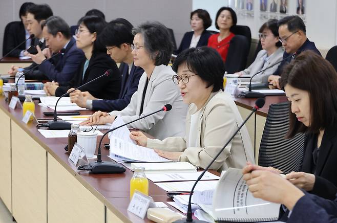 원민경 성평등가족부 장관이 지난 4월30일 서울 종로구 정부서울청사에서 열린 형사미성년자(촉법소년) 연령 사회적 대화 협의체 4차 회의에서 발언하고 있다. 연합뉴스