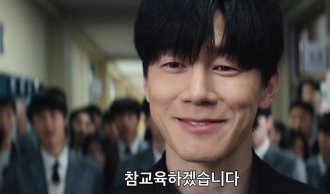 넷플릭스 오리지널 시리즈 '참교육'에서 극중 교권보호국 소속 감독관 나화진. 넷플릭스 캡처