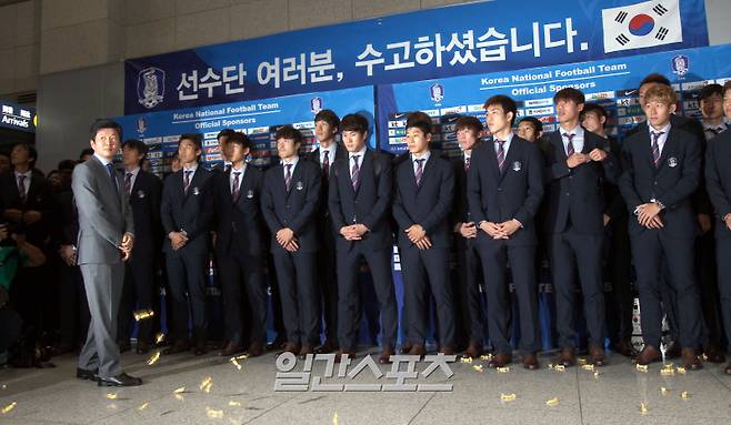 2014.06.30. 2014 브라질 월드컵에서 16강 진출이 좌절된 축구 국가대표팀이 30일 오전 인천국제공항을 통해 귀국했다. 해단식 도중 일부 팬들로부터 엿이 날아들고있다. 사진=IS 포토