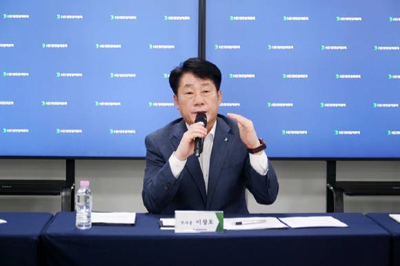 지난 25일 HD현대일렉트릭 청주 배전캠퍼스에서 개최된 기자간담회에서 이창호 부사장이 답변을 하고 있다. [사진=HD현대일렉트릭]