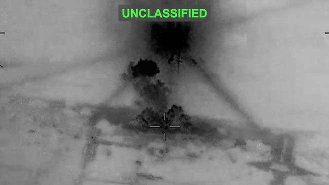 26일(현지시간) 미 중부사령부(CENTCOM)는 이란의 드론 공격에 대한 보복으로 호르무즈 해협에서 이란을 공격했다고 밝혔다. 이날 이란에 대한 보복 공격으로 추정되는 영상. 사진 미 중부사령부=연합뉴스 로이터 통신