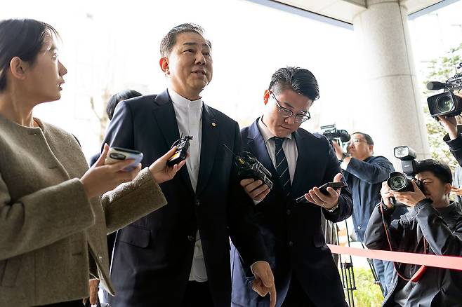뇌물수수 의혹 등을 받는 무소속 김병기 의원이 조사를 받기 위해 지난 3월 31일 마포구 서울경찰청 공공범죄수사대에 출석하며 취재진 질문에 답하고 있다. 연합뉴스