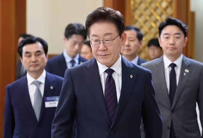 ▲이재명 대통령이 26일 청와대에서 열린 '미래신안보 혁신기업 육성전략' 회의에 입장하고 있다 [연합뉴스]
