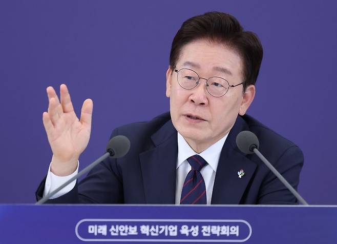 이재명 대통령이 지난 26일 청와대에서 열린 '미래신안보 혁신기업 육성전략' 회의에서 발언하고 있다. 연합뉴스