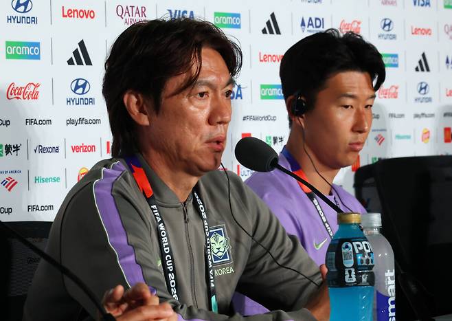 2026 피파 월드컵에 출전한 한국축구 국가대표팀의 홍명보 감독이 체코와의 경기를 하루 앞둔 10일(현지시간) 멕시코 과달라하라 스타디움에서 열린 공식 기자회견에 손흥민과 함께 참석해 기자의 질문에 답하고 있다. 연합뉴스