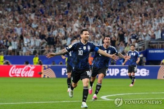 골세리머니를 펼치는 리오넬 메시 / 사진=연합뉴스