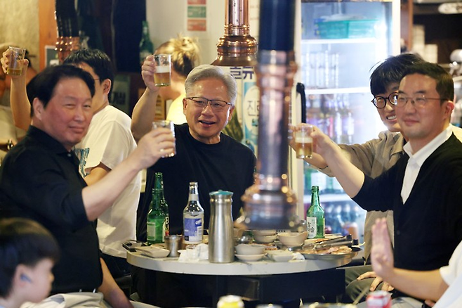 젠슨 황 엔비디아 최고경영자(CEO)와 최태원 SK그룹 회장, 구광모 LG그룹 회장, 이해진 네이버 의장이 5일 서울 마포구 홍대 인근 삼겹살 음식점 ‘형님 저요’에서 이른바 ‘삼소(삼겹살·소주) 회동’을 갖고 있다. [연합뉴스]