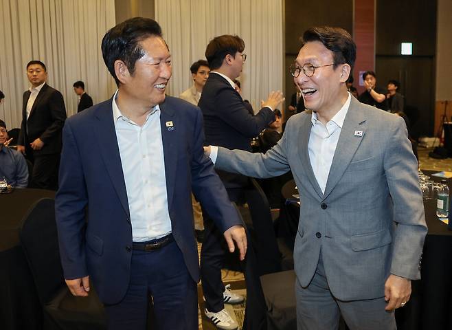 서로 웃고는 있지만… 정청래 전 더불어민주당 대표(왼쪽)와 김민석 국무총리가 28일 경기도 광주 곤지암리조트에서 열린 더불어민주당 지방선거 청년 당선자 워크숍 행사장에서 환하게 웃으며 대화를 나누고 있다.  뉴시스