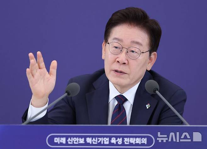 [서울=뉴시스] 최동준 기자 = 이재명 대통령이 26일 청와대에서 열린 미래 신안보 혁신기업 육성 전략회의에서 발언하고 있다. 2026.06.26. photocdj@newsis.com