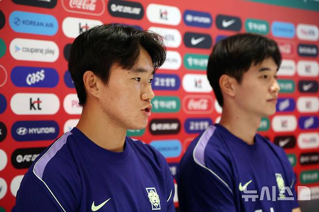 [사포판(멕시코)=뉴시스] 김명년 기자 = 축구 국가대표팀 양현준(왼쪽)이 27일(현지 시간) 멕시코 과달라하라 인근 사포판에 위치한 베이스캠프 훈련장 치바스 바예 베르데에서 훈련 전 기자회견하고 있다. 2026.06.28. kmn@newsis.com
