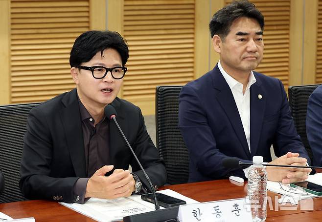 [서울=뉴시스] 최진석 기자 = 한동훈 무소속 의원이 지난 23일 여의도 국회의원회관에서 열린 참정권 피해사태와 선거제도 개혁 국회 토론회에서 격려사를 하고 있다. 2026.06.23. myjs@newsis.com