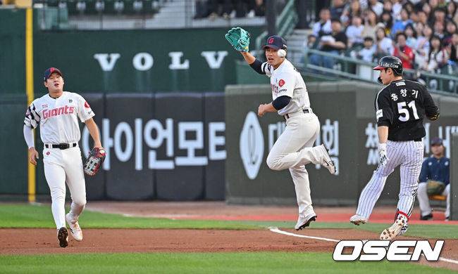 [OSEN=부산, 이석우 기자] 28일 부산 사직야구장에서 2026 신한 SOL KBO 리그 롯데 자이언츠와 LG 트윈스의 경기가 열렸다. 롯데 자이언츠 김진욱이 1회초 LG 트윈스 홍창기의 1루수 앞 땅볼때 1루수 나승엽의 송구 실책에 깜짝 놀라고 있다. 2026.05.28 / foto0307@osen.co.kr