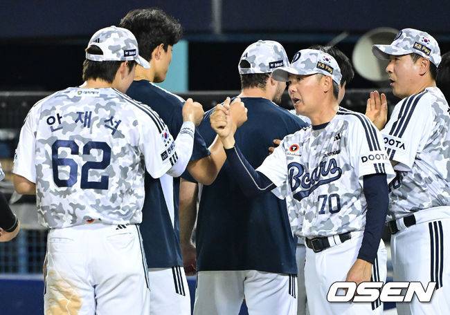 [OSEN=잠실, 최규한 기자] 프로야구 두산 베어스가 4연승에 성공했다. 경기를 마치고 승리한 두산 김원형 감독과 안재석이 인사를 나누고 있다. 2026.06.27 / dreamer@osen.co.kr