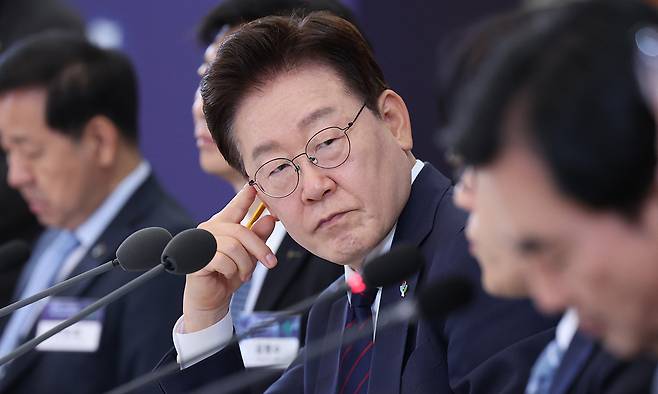 이재명 대통령이 26일 청와대에서 열린 '미래신안보 혁신기업 육성전략' 회의에서 참석자 발언을 듣고 있다. 청와대통신사진기자단