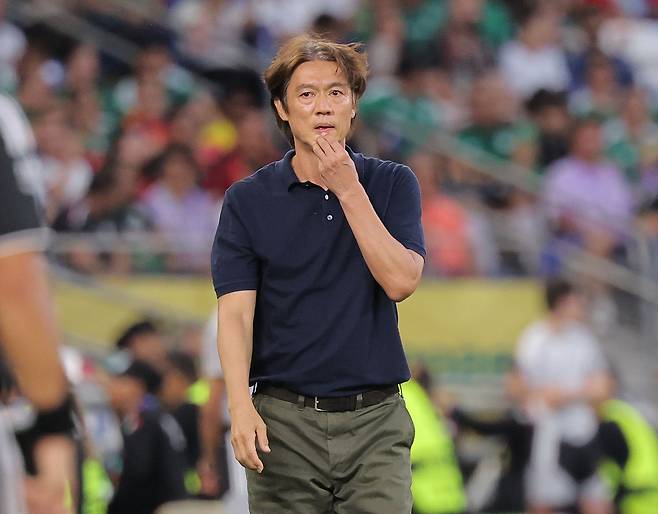 24일(현지 시간) 멕시코 몬테레이 스타디움에서 열린 2026 북중미 월드컵 A조 3차전 남아프리카공화국과의 경기를 지켜보고 있는 홍명보 한국 축구대표팀 감독. 연합뉴스